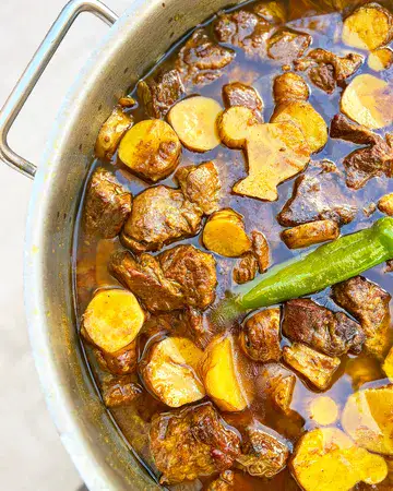 קוביות אסדו ללא עצם בתבשיל ארוך ובצל מקרמל