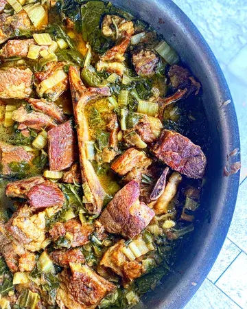 פקילה (תבשיל בקר שעועית לבנה ירוקה ממעשבים)