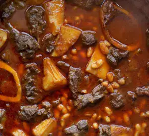 תבשיל קוביות צלעות בקר עם שעועית לבנה