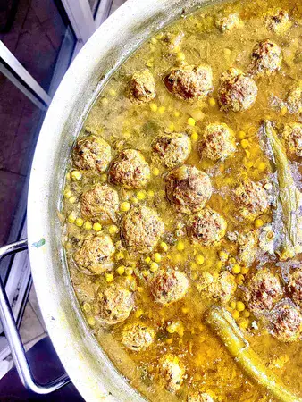 תבשיל קציצות עם אפונה עדינה