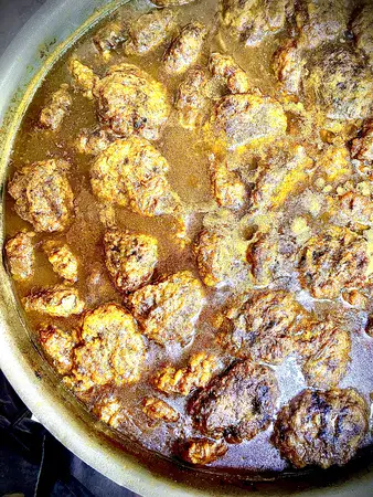 יפרג (קציצות מטוגנות ומבושלות ברוטב בצל צהוב)