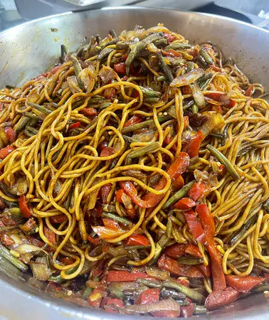 נודלס מוקפץ עם עוף (בשישי בלבד)